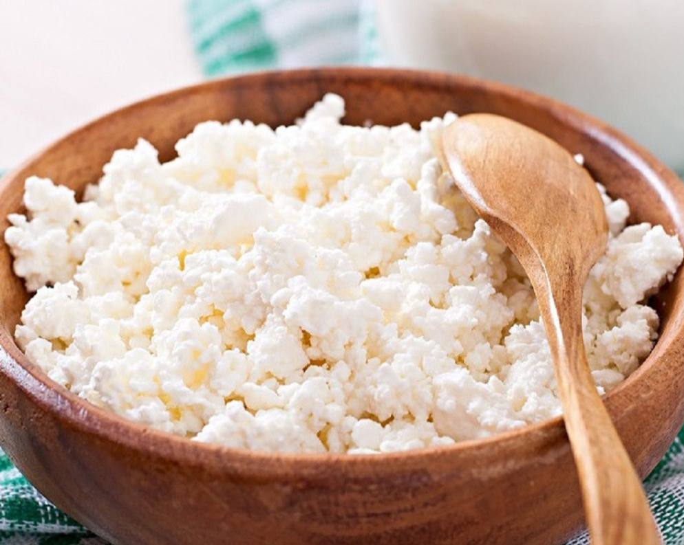 Το τυρί κότατζ με ζάχαρη είναι νόστιμο, αλλά άχρηστο.